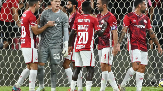 שחקני הפועל באר שבע עם השוער ניב אליאסי (צילום: ברני ארדוב)