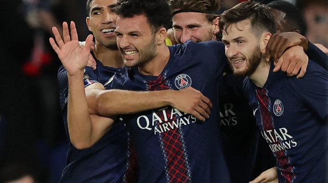 שחקני פריז סן ז'רמן חוגגים עם גונסאלו ראמוס (צילום: רויטרס)