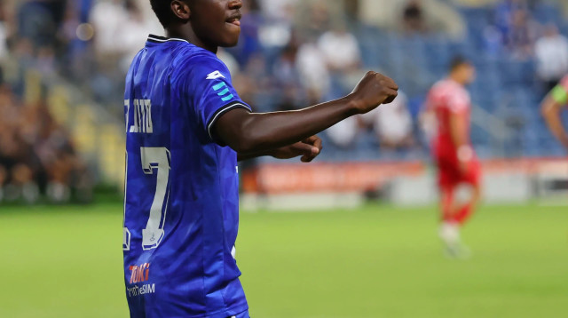 צ'יפיוקה סונגה שחקן הפועל פתח תקוה חוגג שער (צילום: אודי ציטיאט)