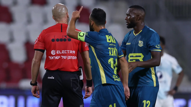 עבדאללה ג'אבר, מכבי בני ריינה, זועם על גל לייבוביץ', שופט כדורגל (צילום: מאור אלקסלסי)