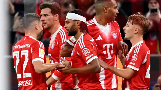 שחקני באיירן מינכן חוגגים עם סרג' גנאברי (צילום: רויטרס)