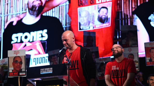 יאיר הורן בכיכר החטופים (צילום: ליאור רוטשטיין)