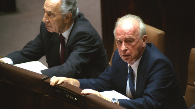 יצחק רבין לצד שמעון פרס (צילום: אבי אוחיון לע"מ)