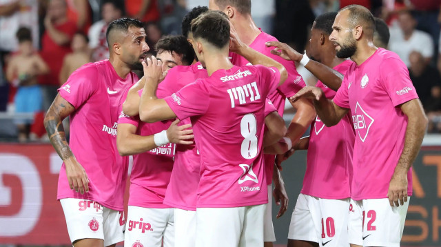 שחקני הפועל תל אביב חוגגים (צילום: דני מרון)