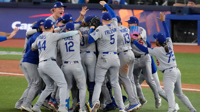 שחקני לוס אנג'לס דודג'רס חוגגים (צילום: רויטרס)