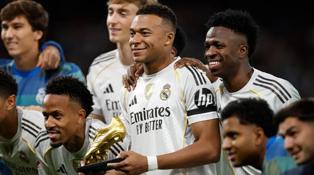 אמבפה מציג את נעל הזהב (צילום: Gettyimages)