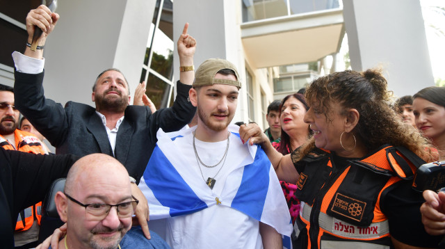 בר קופרשטיין חוזר הביתה (צילום: אבשלום ששוני)