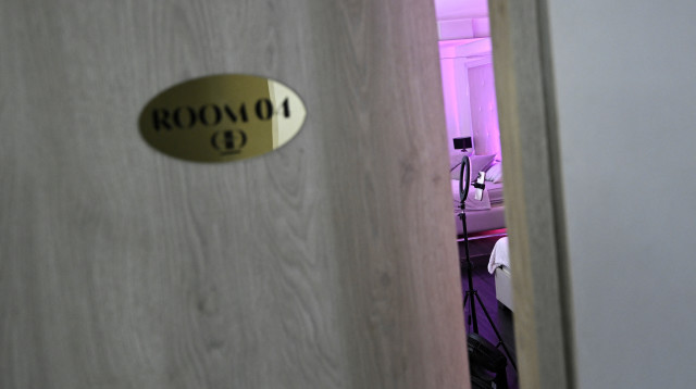 מנורת רינג לייט לטלפון בחדר במתקן בבוגוטה (צילום:  PABLO VERA/AFP via Getty Images)