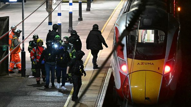 אירוע הדקירה הקשה ברכבת שעברה בהנטינגדון (צילום: JUSTIN TALLIS)