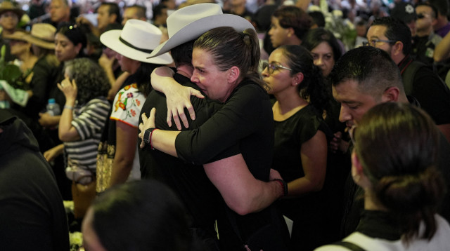 הלוויית ראש עיריית אורופן (צילום: רויטרס)