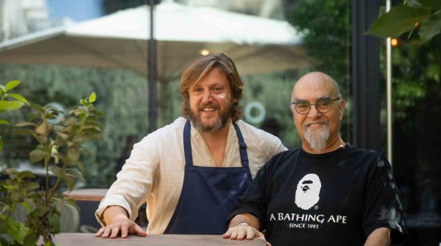 אבני היסוד בתריסר - ענר בן רפאל וישראל אהרוני (צילום: אסף קרלה)