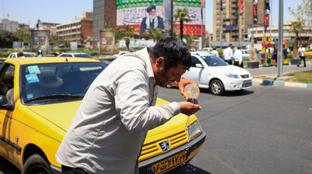 איראני שותה מים (צילום: AFP via Getty Images)