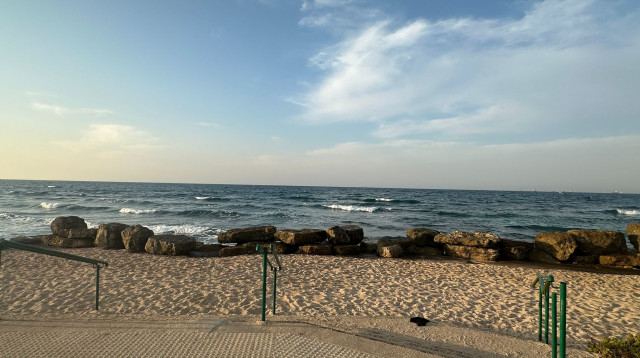 חוף הים בשכונת בת גלים (צילום: בתיה גלעדי)