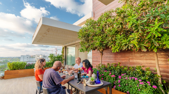 מרפסת, כרכום עיצוב נוף  (צילום: אלון גרגו)