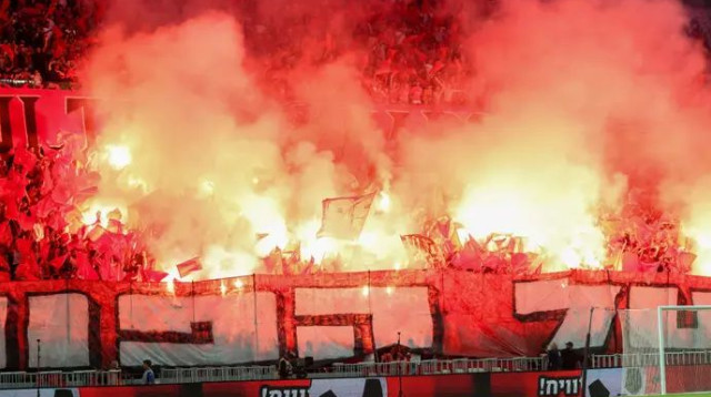 אוהדי הפועל תל אביב הבעירו את היציע בגמר גביע הטוטו (צילום: דני מרון)