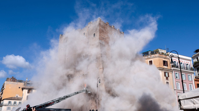 קריסת המגדל מימי הביניים "טורה דיי קונטי" ברומא, איטליה (צילום: רויטרס)