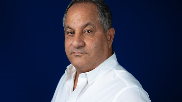 עזרא גבאי (צילום: אתר חברת גבאי סוכנות לביטוח)