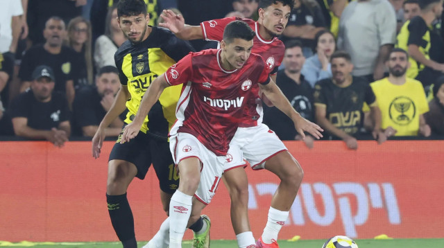 דן ביטון וגיא מזרחי, הפועל באר שבע לצד ירדן כהן, בית"ר ירושלים (צילום: דני מרון)