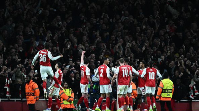 שחקני ארסנל חוגגים (צילום: Sebastian Frej/MB Media)