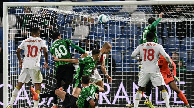 לאו אוסטיגור שחקן גנואה כובש לרשת ססואולו (צילום: GettyImages, Image Photo Agency)