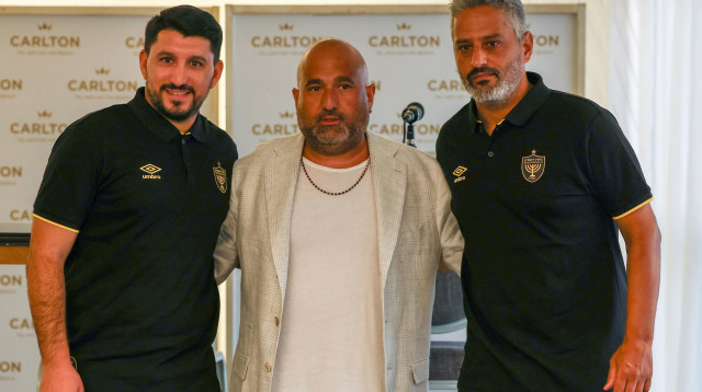 המאמן ברק יצחקי, הבעלים ברק אברמוב, המנהל המקצועי אלמוג כהן במסיבת העיתונאים של בית"ר ירושלים (צילום: דני מרון)