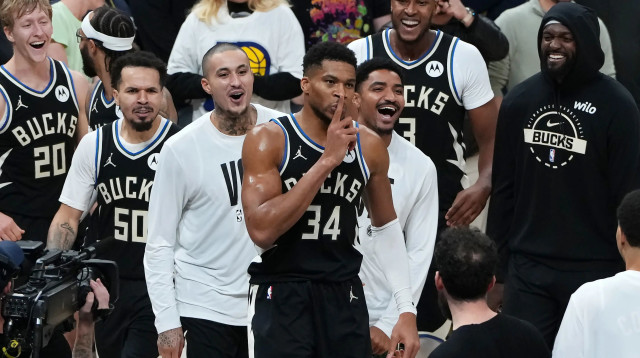 יאניס אנטטוקומפו, אחרי שקלע סל ניצחון במדי מילווקי באקס (צילום: GettyImages)