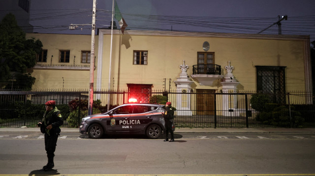 שוטרים פרואנים עומדים סמוך לניידת משטרה מחוץ לשגרירות מקסיקו (צילום: רויטרס)