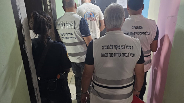 אכיפה כנגד פיצולי דירות (צילום: דוברות עיריית פתח תקווה)