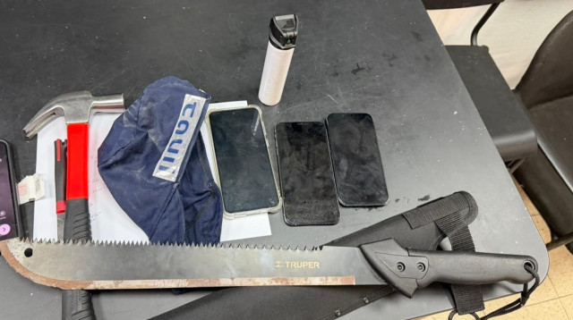 האמל"ח שנתפסו בדירה ביפו (צילום: דוברות המשטרה)