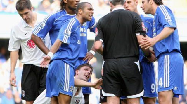 שחקני צ'לסי בעונת 2007/8 בוויכוח עם השופט (צילום: Phil Cole)