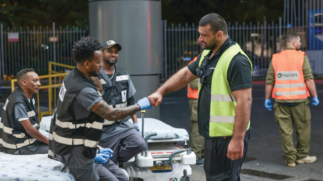 ג'ני ירושלמי, עובד במחלקת השינוע  וארצ׳י וולפמן (צילום: ג'ני ירושלמי, דוברות איכילוב)
