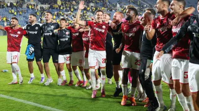 שחקני הפועל באר שבע חוגגים בסיום (צילום: דני מרון)