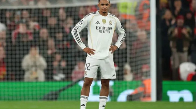 המפגש עם האקסית הסתיים בהפסד. טרנט אלכסנדר ארנולד (צילום: רויטרס)