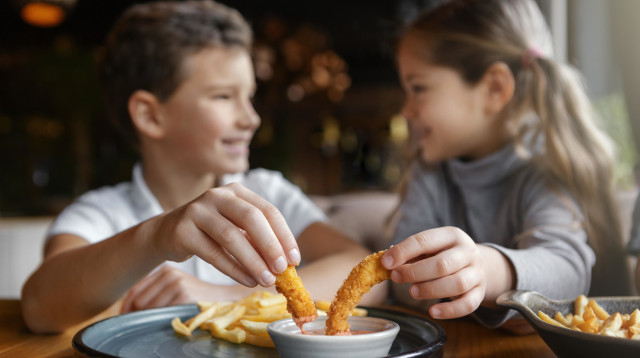 ילדים אוכלים. אילוסטרציה (צילום: Freepik)