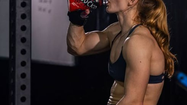 שברה את שיא גינס בעליות מתח בשעה. ג'ייד הנדרסון (צילום: צילום מסך, אינסטגרם)