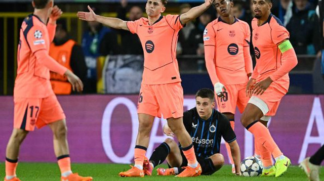 שחקני ברצלונה אובדי עצות מול ברוז' (צילום: NICOLAS TUCAT)