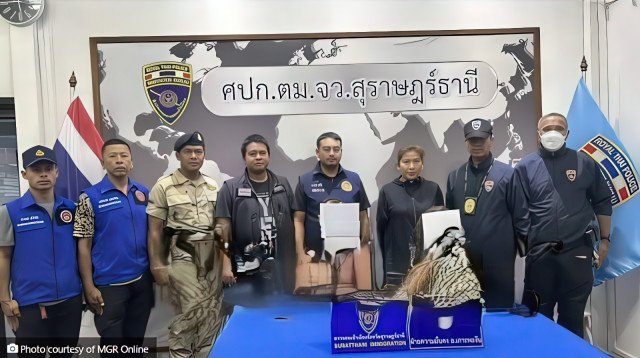 זוג הישראלים במעצר בתחנת המשטרה המקומית (צילום:  MGRONLINE)