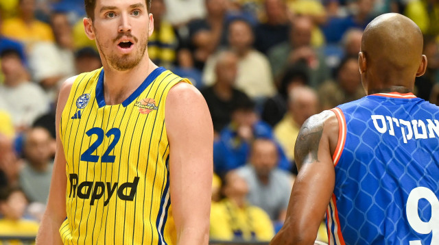 שחקן מכבי תל אביב טי ג'יי ליף (צילום: ברני ארדוב)