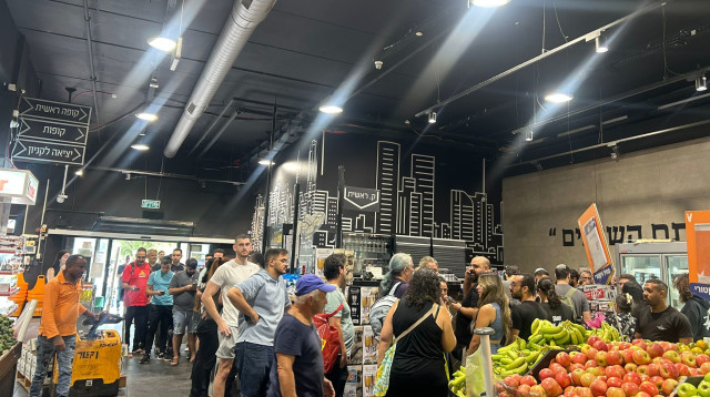 הישראלים נוהרים לקנות אייפון ברשתות השיווק והקניות (צילום: מאיה כהן)