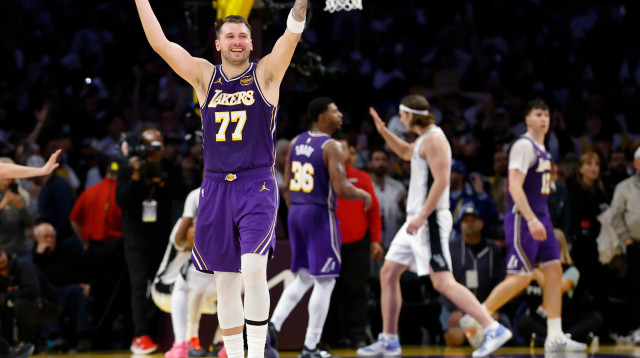 לוקה דונציץ' חוגג את הניצחון של לוס אנג'לס לייקרס (צילום: GettyImages)