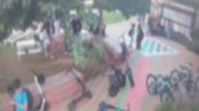 קטטה בהרצליה (צילום: מצלמות אבטח, עיריית ראשון לציון,מצלמות אבטחה)