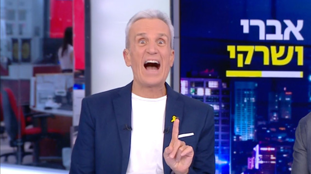 אברי גלעד מגיש בערוץ 12 (צילום: צילום מסך ערוץ 12)