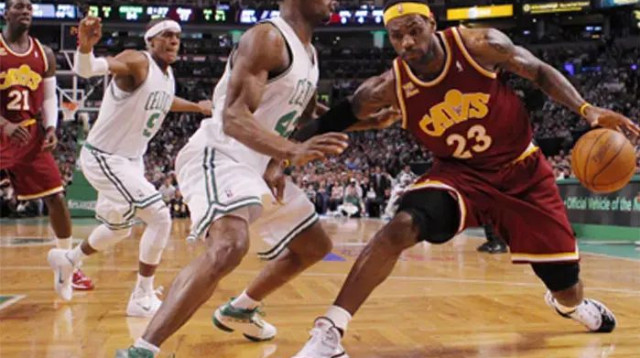 שחקן קליבלנד קאבלירס לברון ג'יימס מול שחקן בוסטון סלטיקס טוני אלן (צילום: רויטרס)