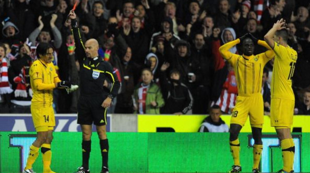 יואב זיו מקבל כרטיס אדום אחרי תקרית הנעל (צילום: GettyImages)