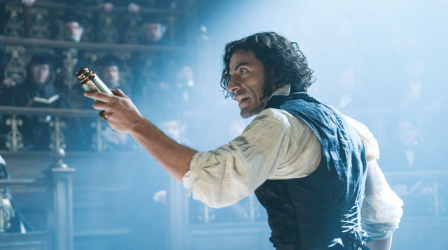 אוסקר אייזק בסרט "פרנקנשטיין" (צילום: נטפליקס)