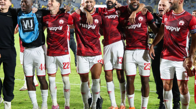 שחקני הפועל באר שבע חוגגים (צילום: דני מרון)