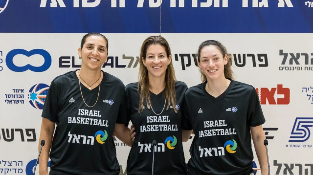 הקפטנית עדן רוטברג, המאמנת שירה העליון, יו"ר הוועדה המקצועית לירון כהן נבחרת ישראל כדורסל נשים (צילום: אתר רשמי, עודד קרני איגוד הכדורסל)