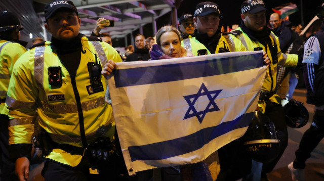 אוהדת עם דגל ישראל מורחקת מאזור וילה פארק לפני המשחק של מכבי תל אביב נגד אסטון וילה (צילום: רויטרס)