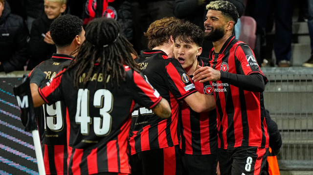 שחקני מיטיולן חוגגים עם מיקל גוגורסה (צילום: רויטרס)