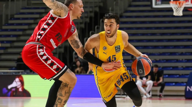 שחקן מכבי תל אביב תמיר בלאט ליד שחקן מונאקו דניאל תייס (צילום: אתר רשמי, דראגן טשיץ')